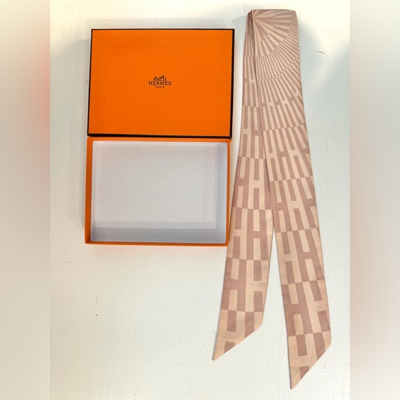 ❤️SOLD❤️ Auth HERMES Pink “H” Monogram Pink Twilly Silk Ribbon 34” x 2” - Picture 3 of 16